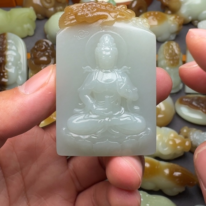 和田玉颈饰未镶嵌黑****?