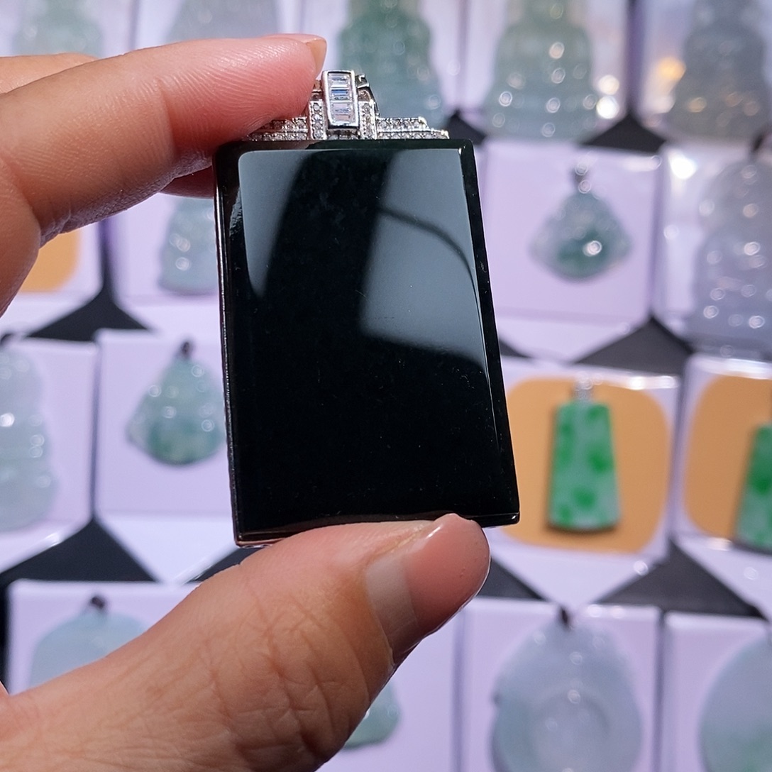 和田玉（墨玉）未镶嵌颈饰