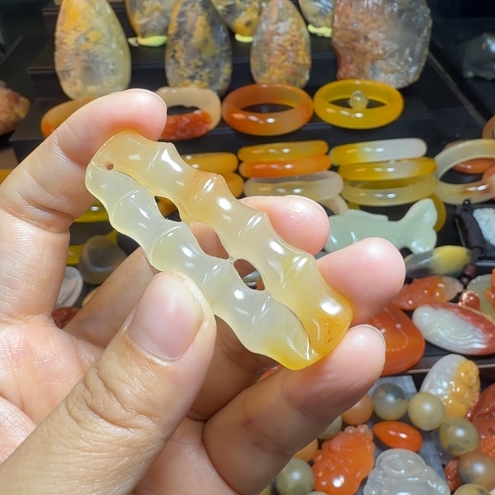 一****石英质玉（金丝玉）未镶嵌颈饰