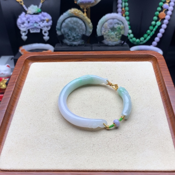 翡翠手镯未镶嵌翡翠手镯