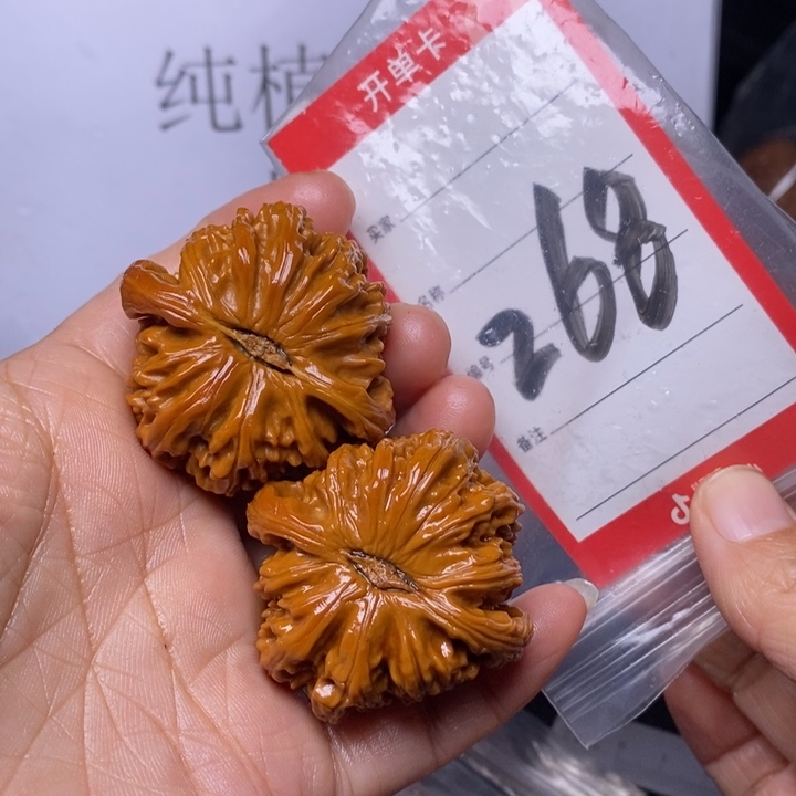 文玩核桃把件268，43白狮子色差