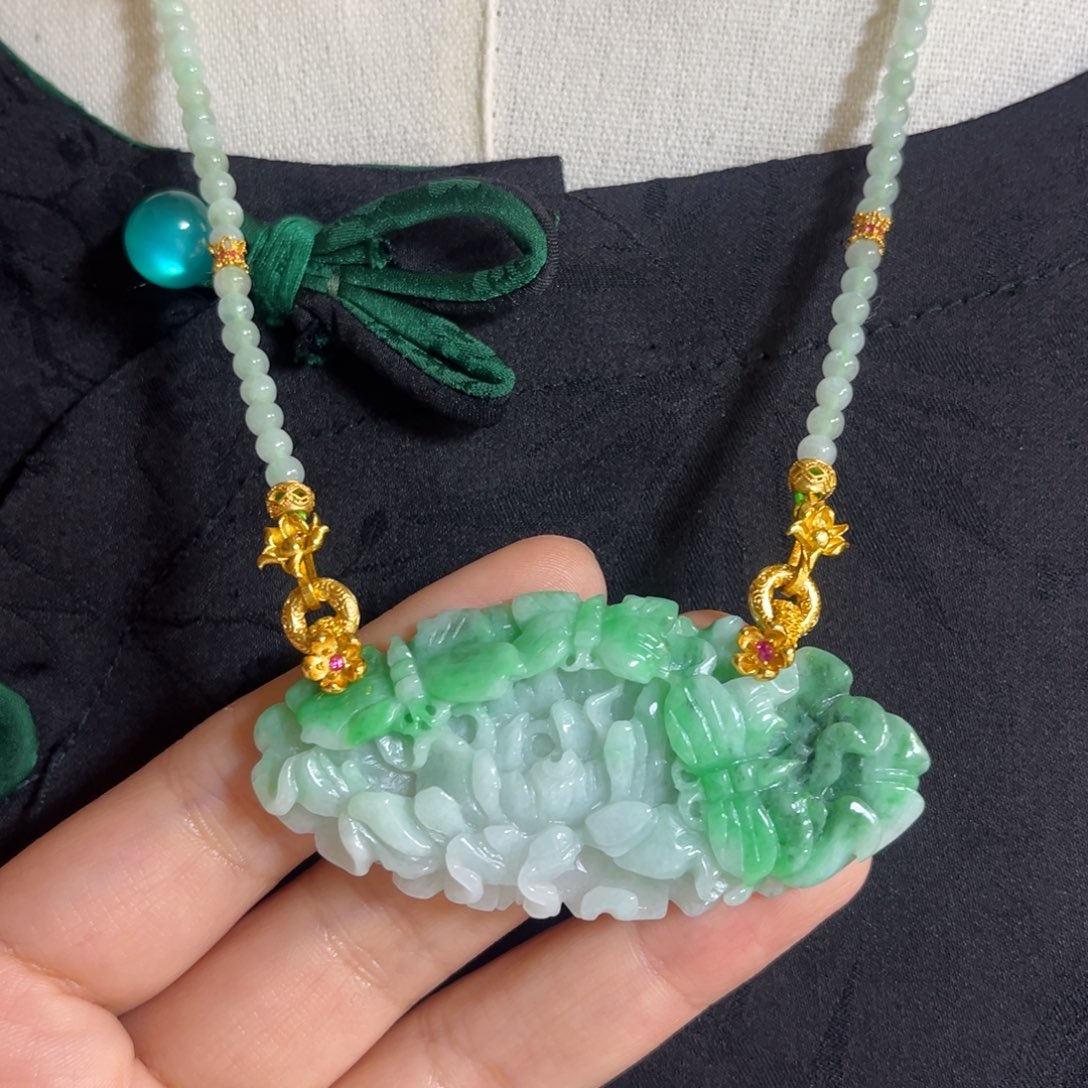 翡翠颈饰未镶嵌阳绿牡丹