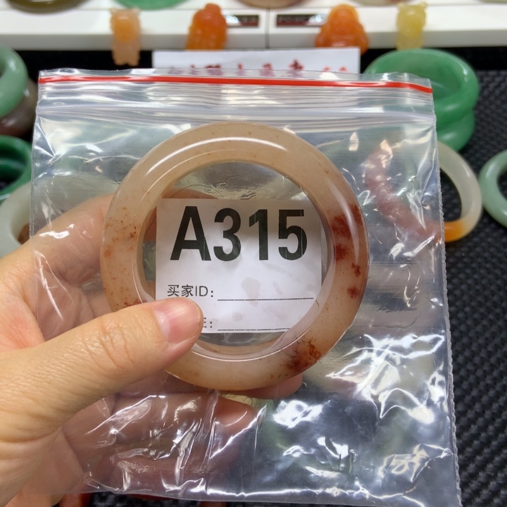 馨***7石英质玉未镶嵌手镯