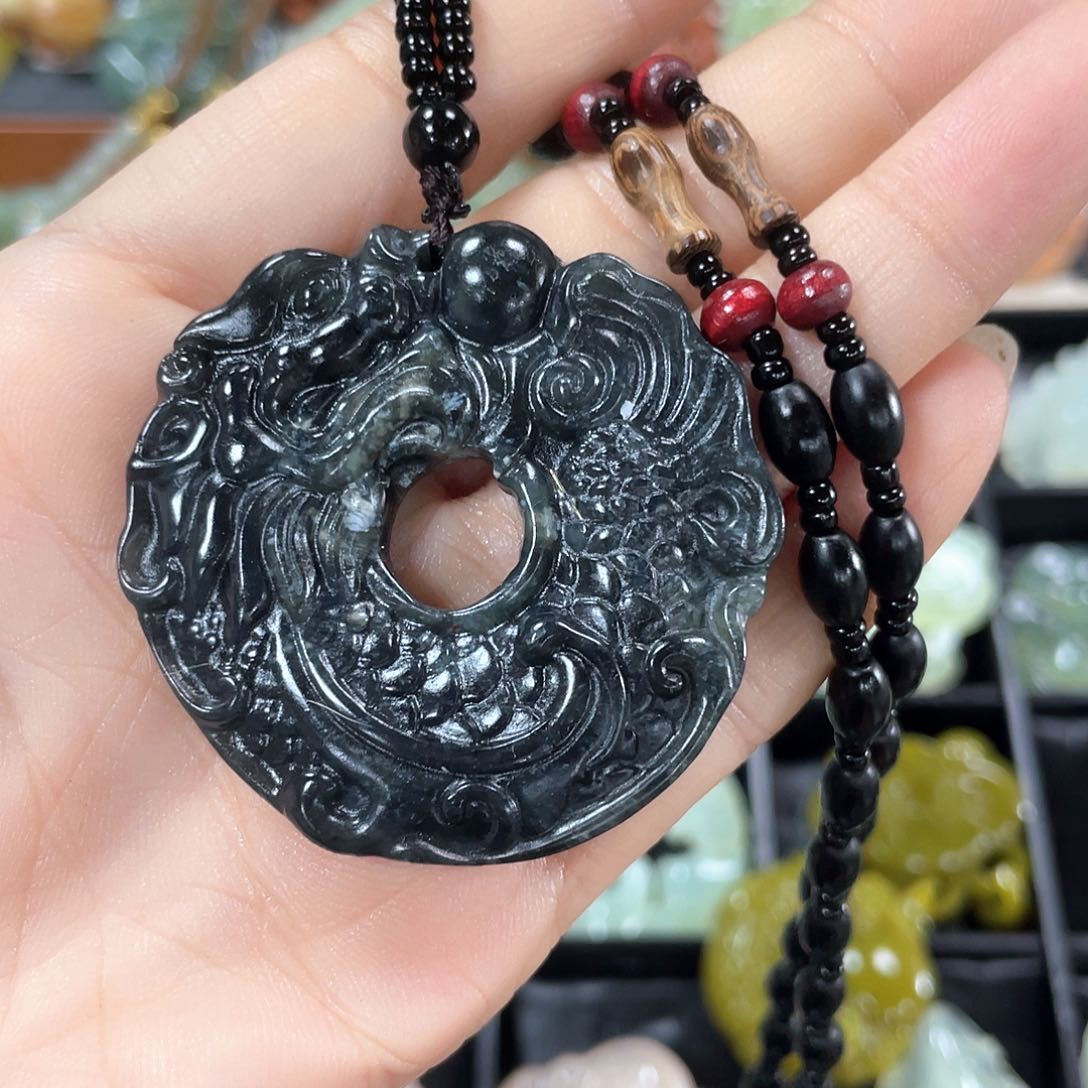 蛇纹石玉颈饰未镶嵌