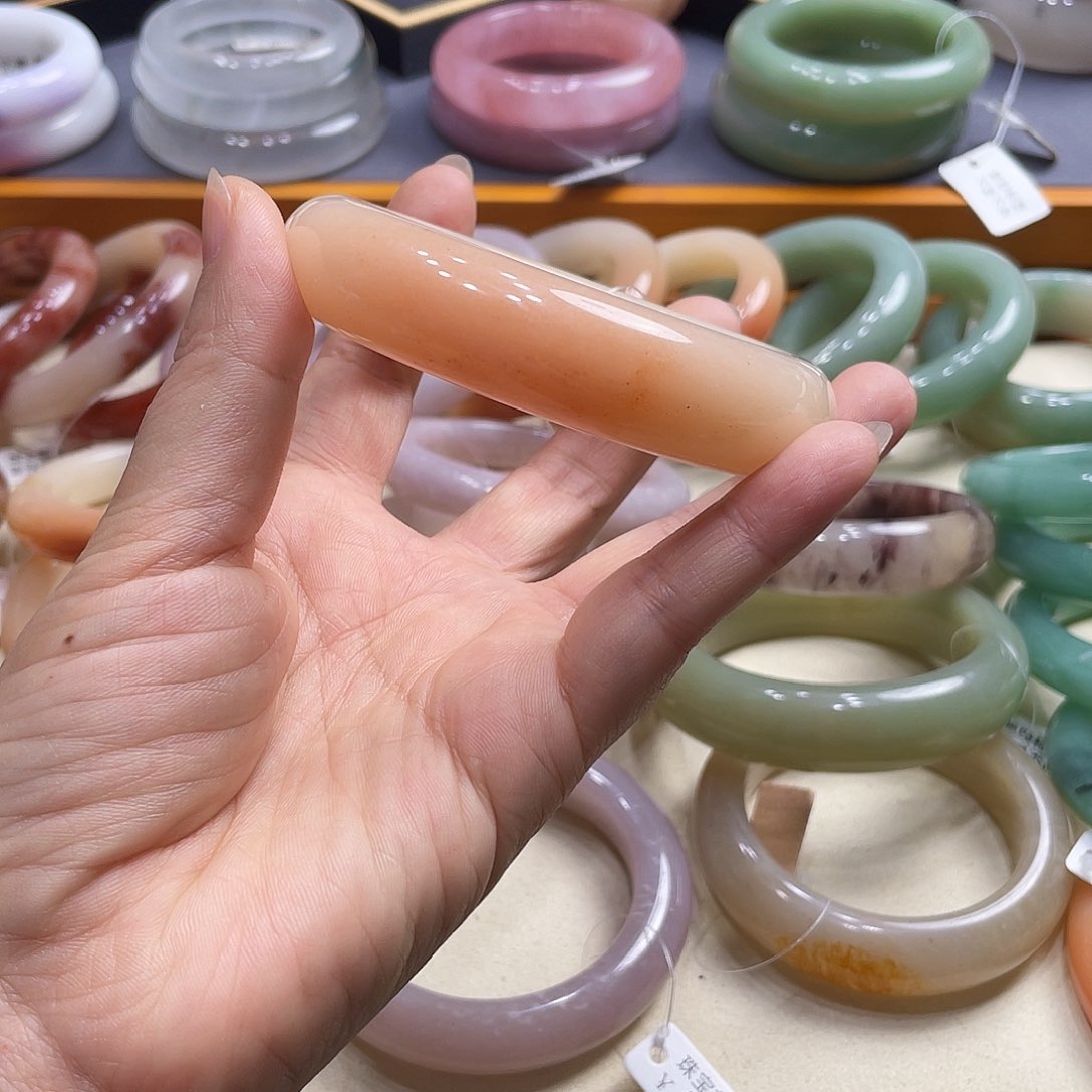 未镶嵌手镯石英岩玉几*