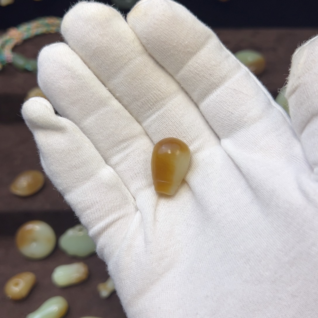 没***。和田玉（糖玉）未镶嵌颈饰