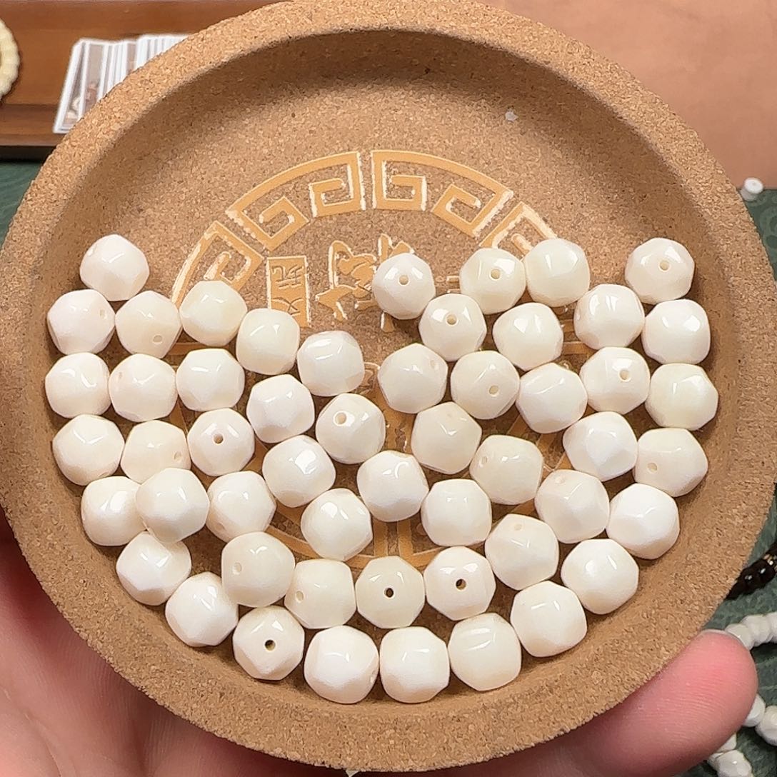 白玉菩提吊坠驼骨钻石面9