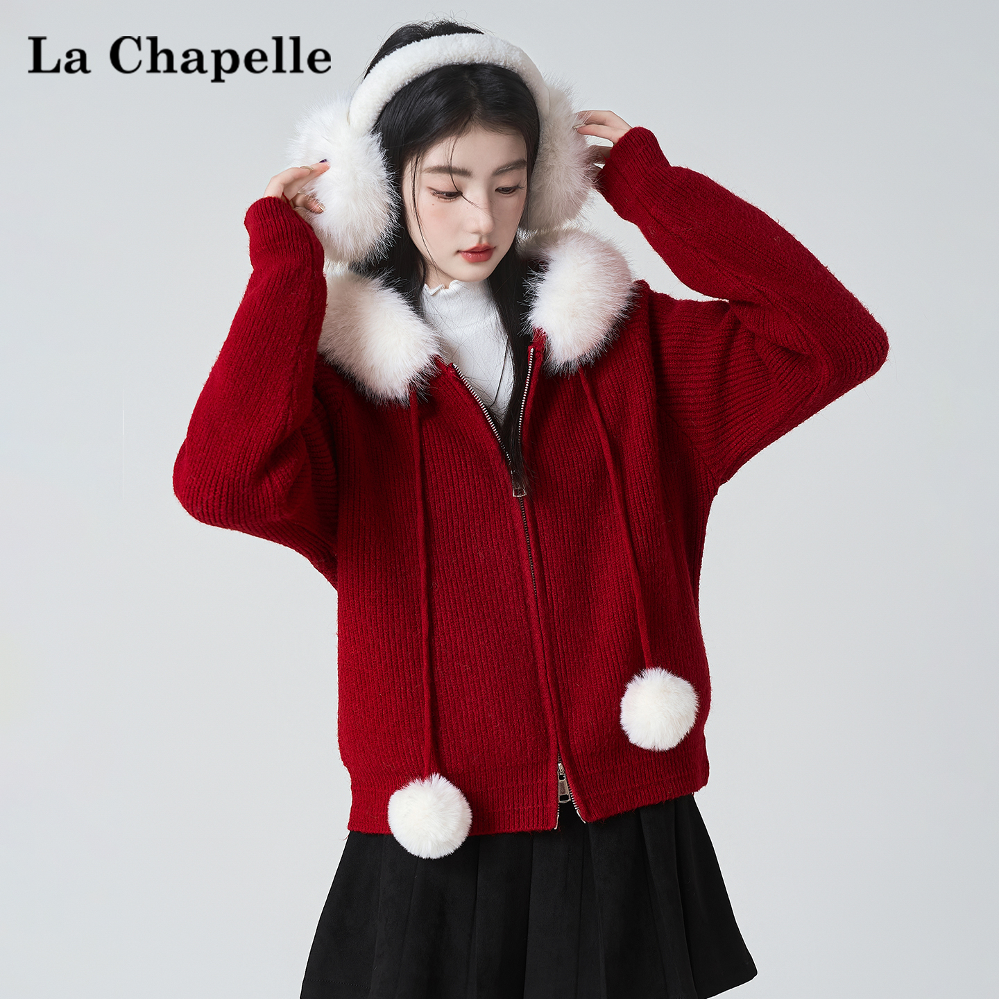 拉夏贝尔圣诞红氛围感毛领连帽毛衣外套女2025冬季新软糯针织开衫