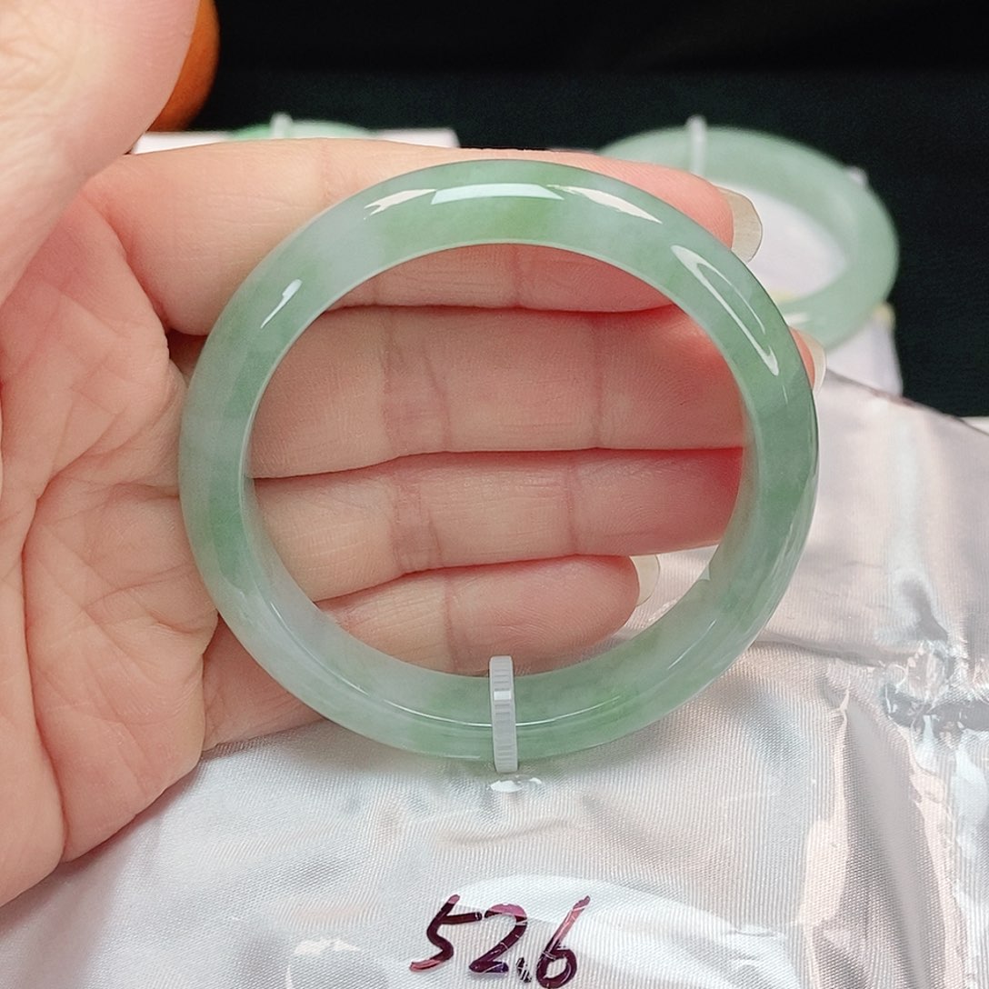 翡翠手镯未镶嵌正圈