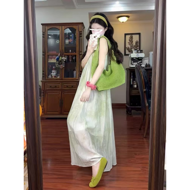 吊带连衣裙子女夏季2025年新款法式海边度假风仙女薄荷绿扎染长裙