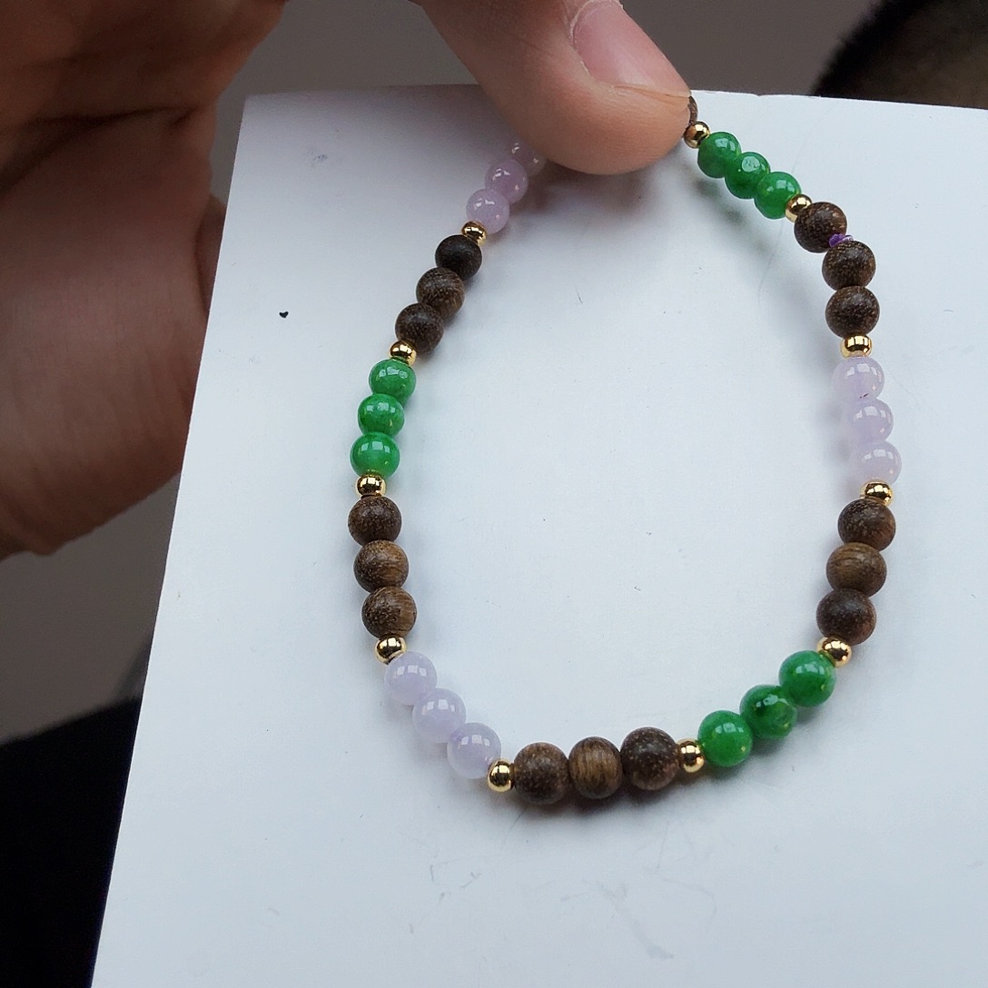 翡翠未镶嵌颈饰一件