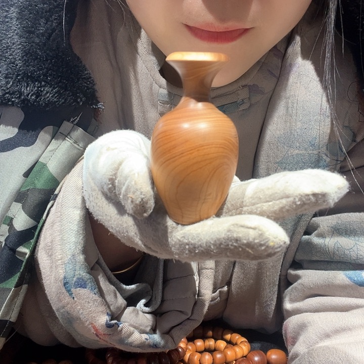 柏木崖柏小花瓶。   