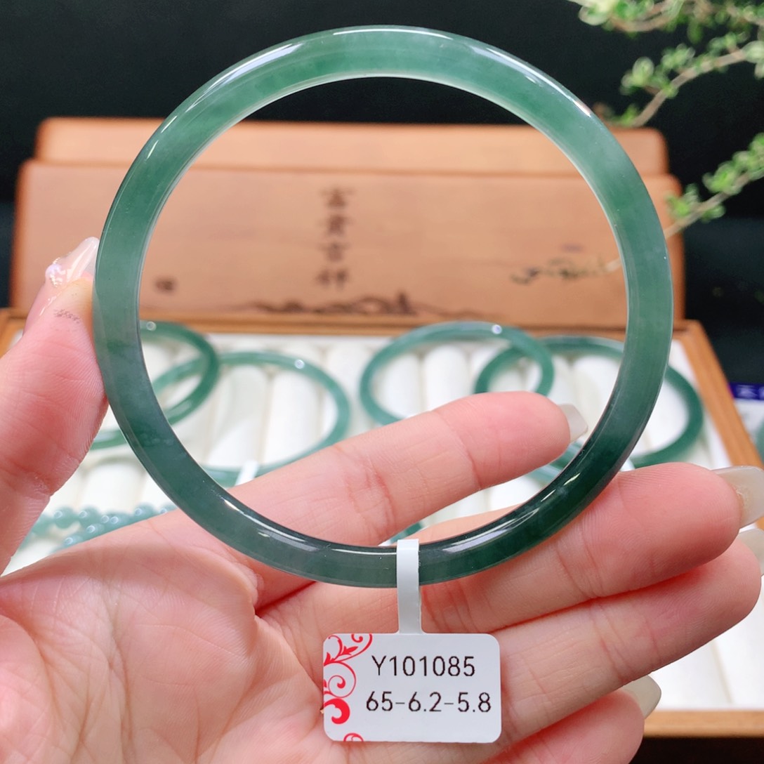 翡翠手镯未镶嵌天然