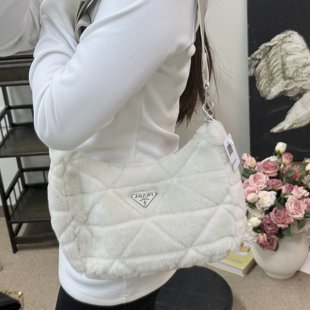95新 Prada/普拉达 95新 白色羊毛皮拉链单肩斜挎包