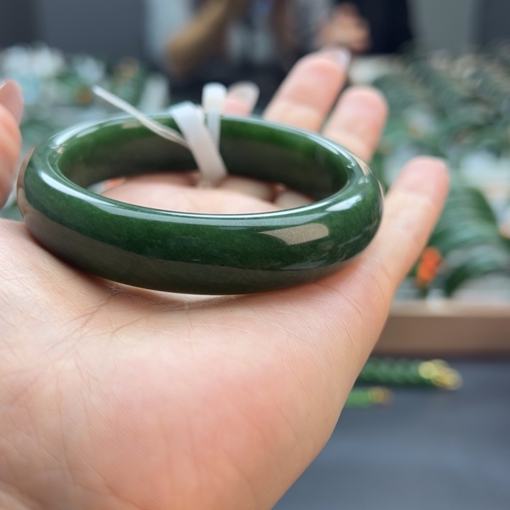 和田玉（碧玉）未镶嵌手镯