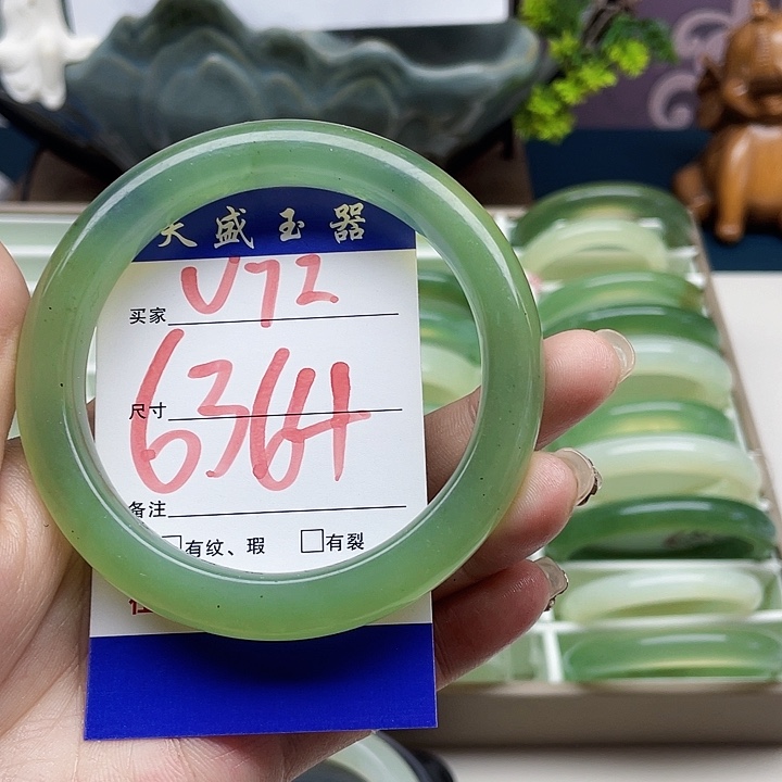 蛇纹石玉手镯未镶嵌