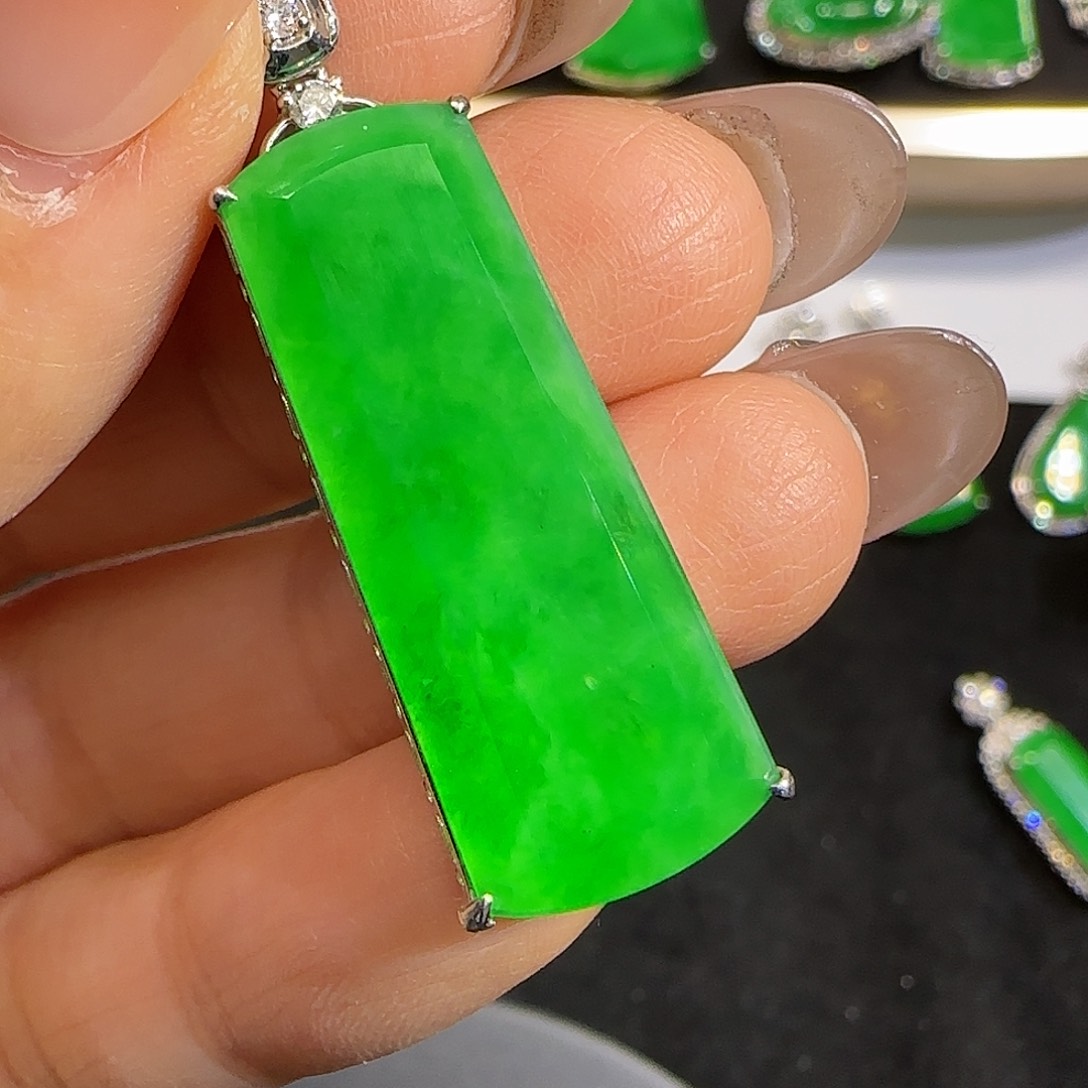 翡翠颈饰18K金镶嵌用****3。