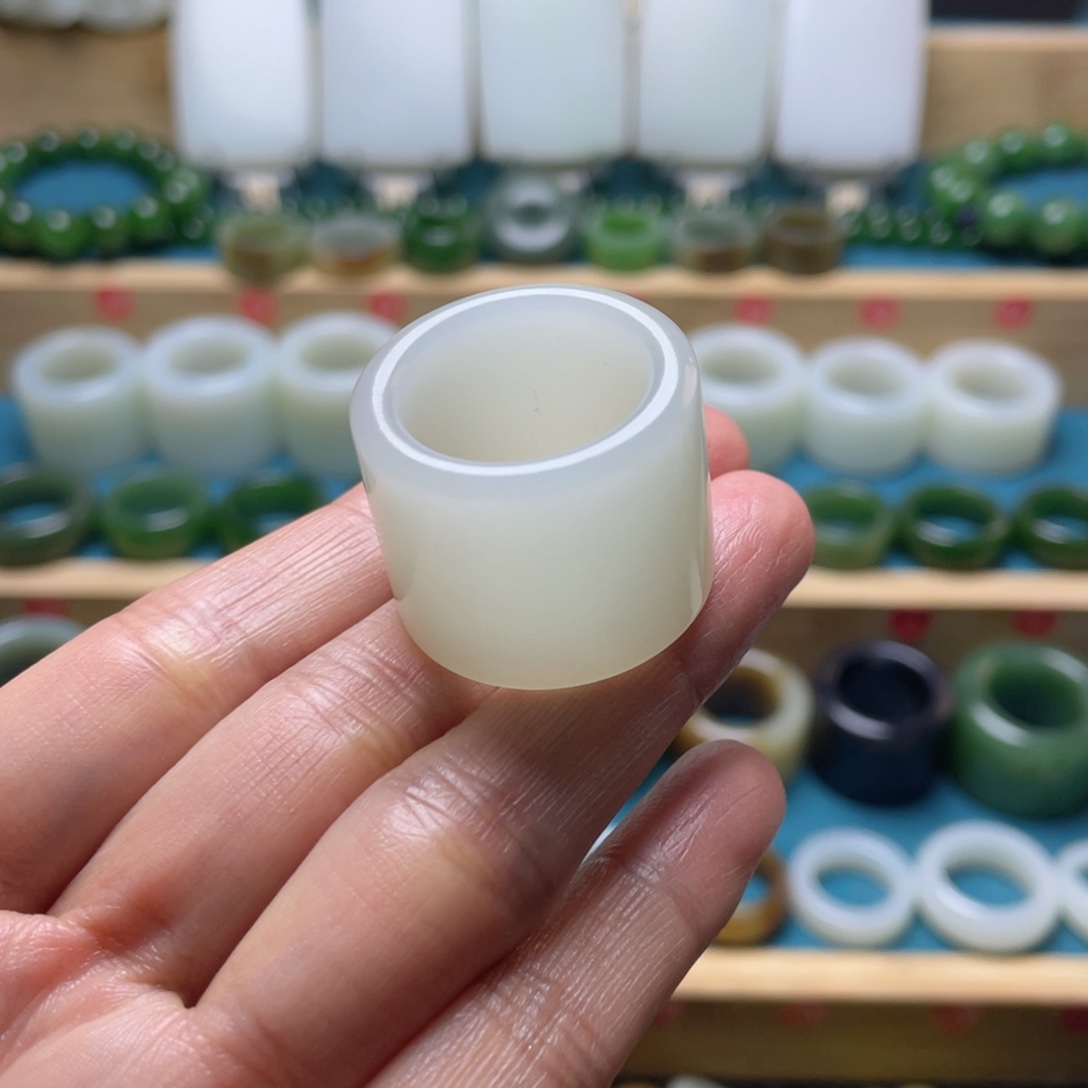 V***o和田玉未镶嵌戒指