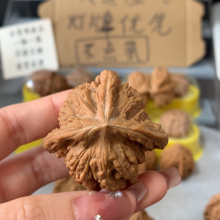 鸿***吊坠文玩核桃异形单只，有瑕疵