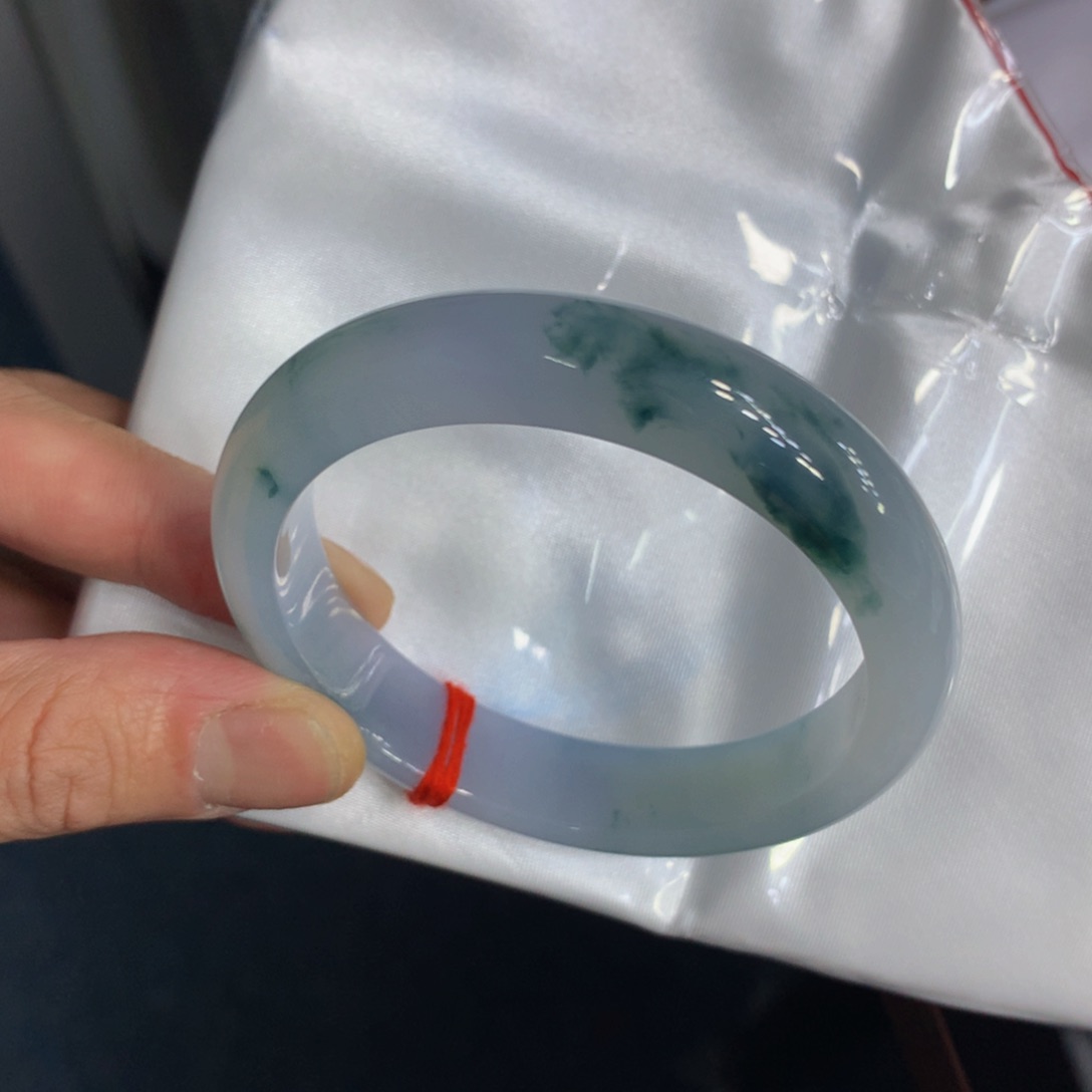 翡翠手镯未镶嵌翡翠