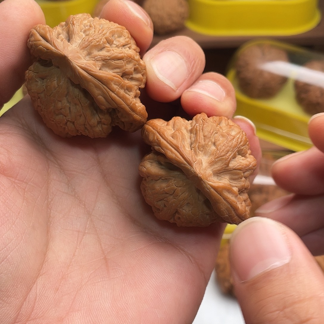 大***池文玩核桃吊坠金公子