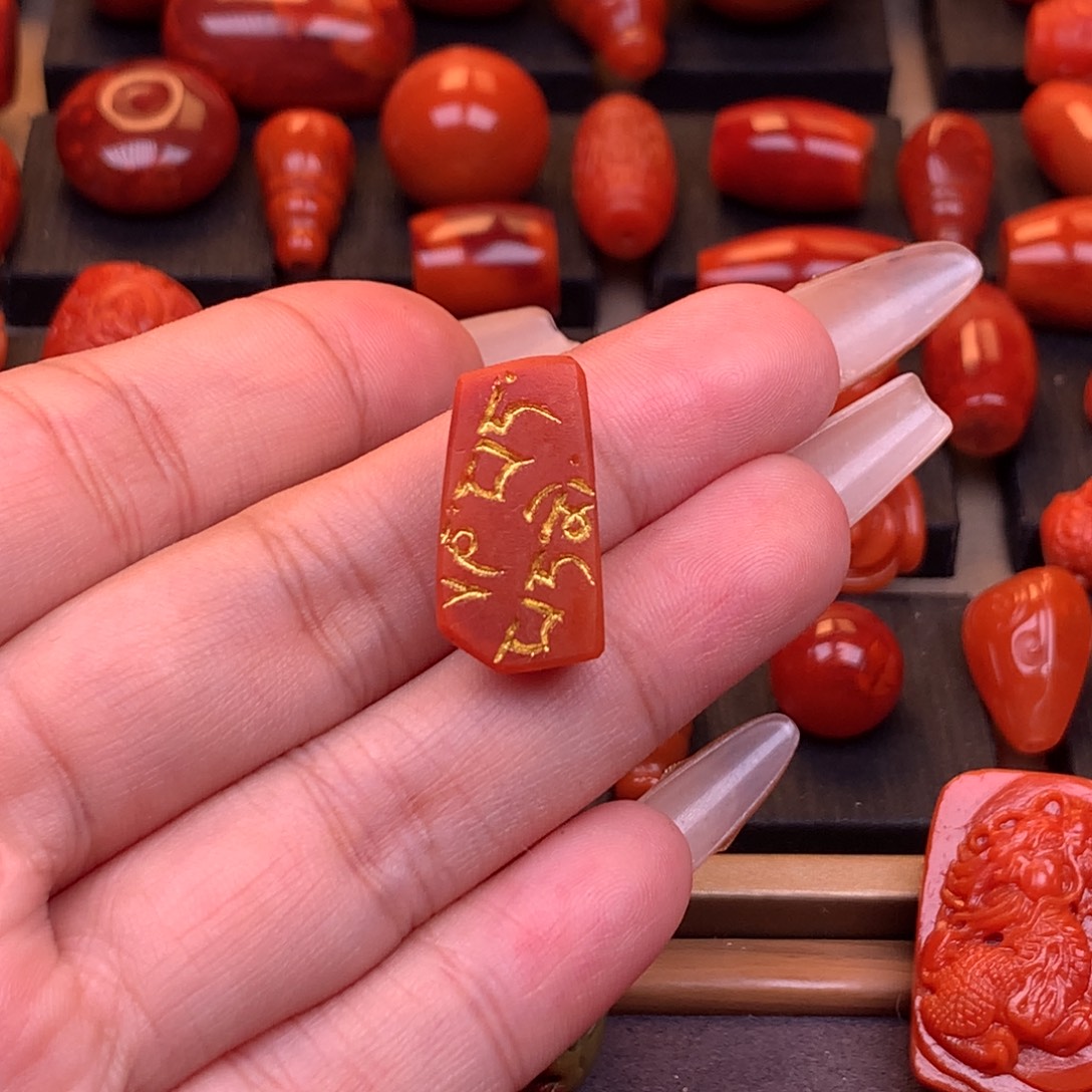 南红玛瑙未镶嵌川料原矿六字箴言吊坠22.6mm