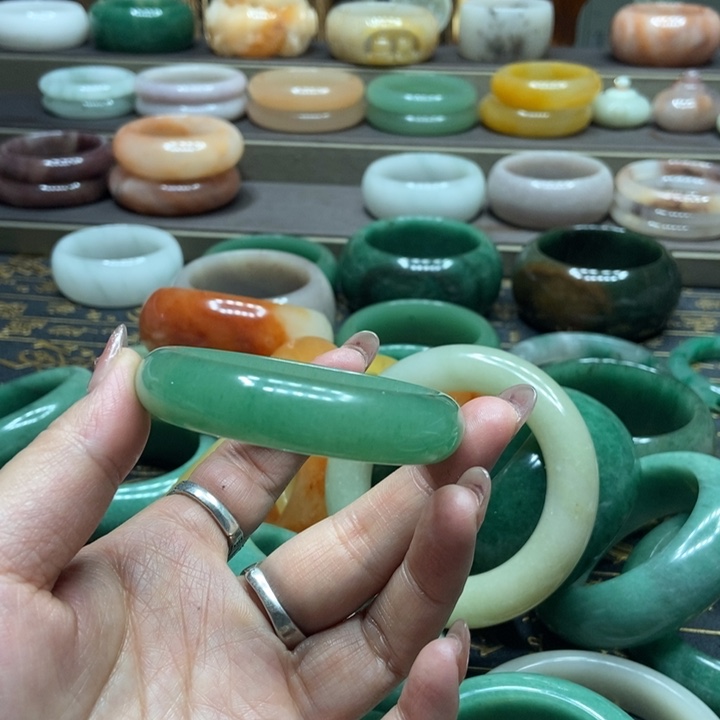 石英质玉手镯未镶嵌