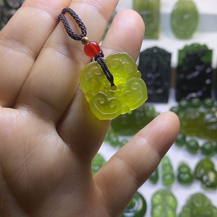 蛇纹石玉未镶嵌颈饰