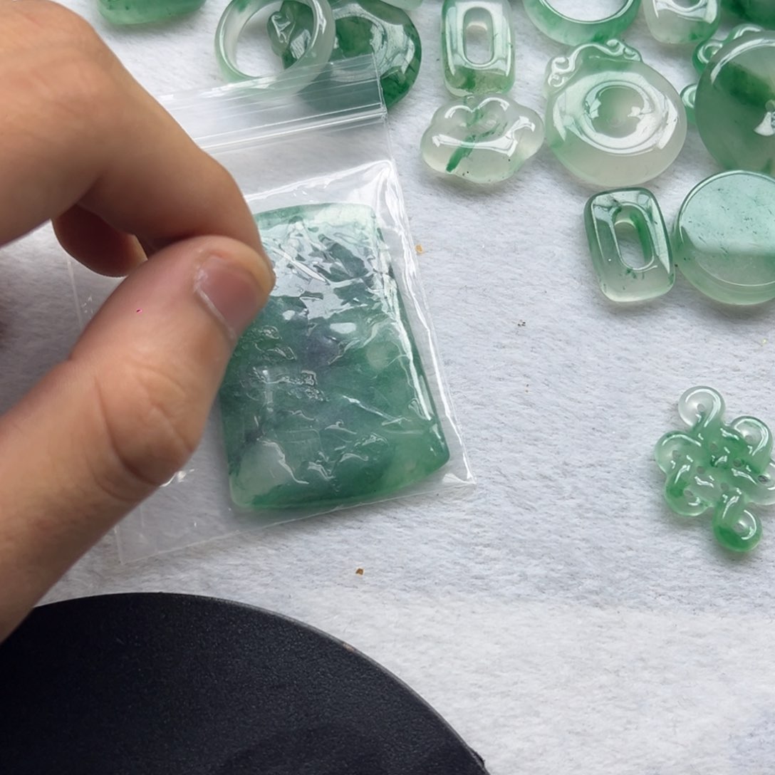 石英质玉颈饰未镶嵌恰**动
