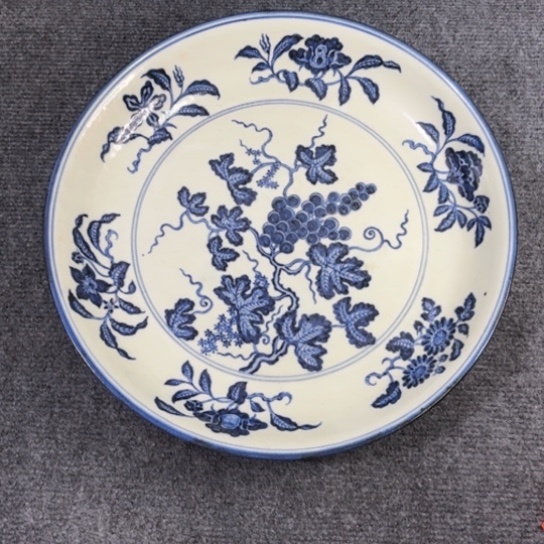 享***生瓶子一个青花缠枝花卉赏瓶