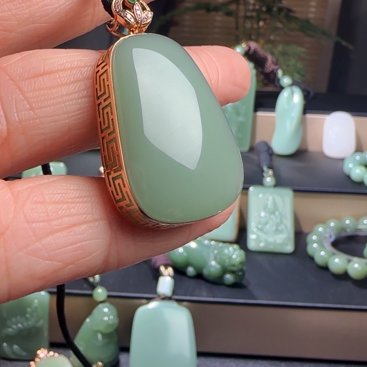 和田玉18K金镶嵌挂件