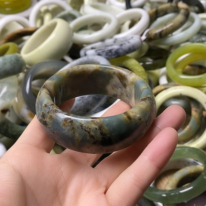蛇纹石玉未镶嵌手镯