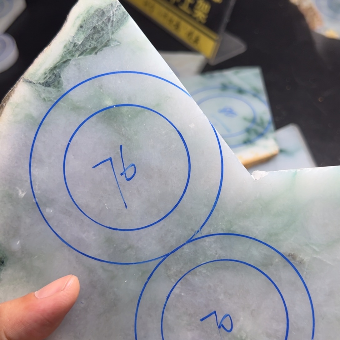 胡***来定制翡翠未镶嵌手镯这地方