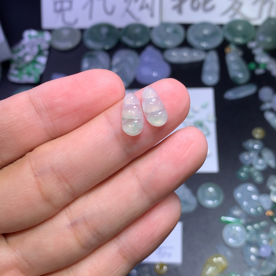 翡翠未镶嵌颈饰豆子