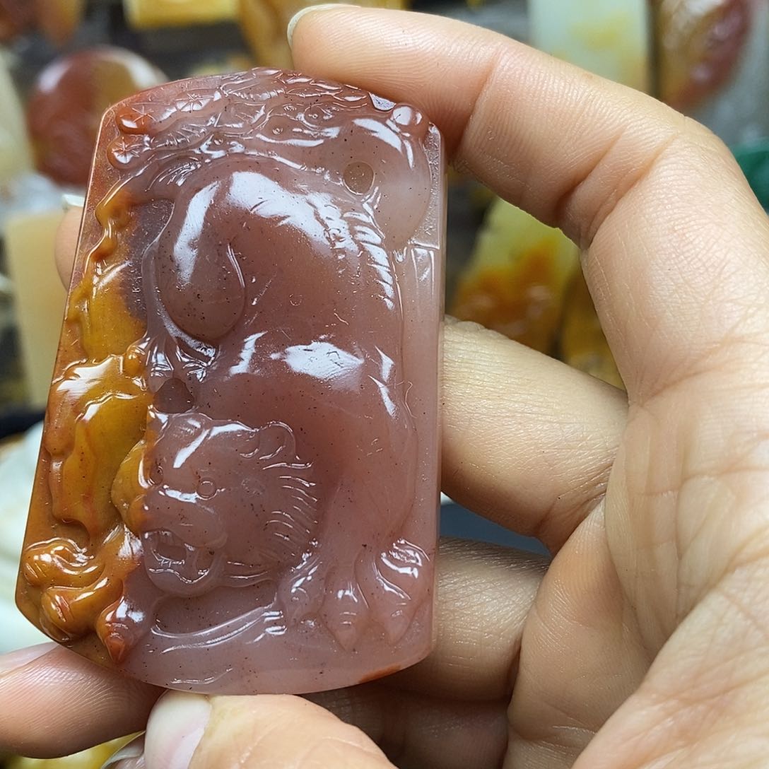 石英质玉（黄龙玉）颈饰未镶嵌