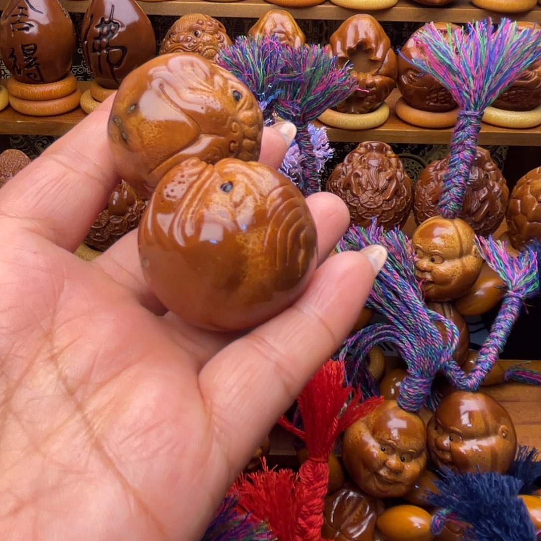 小***生橄榄核吊坠旺财手球