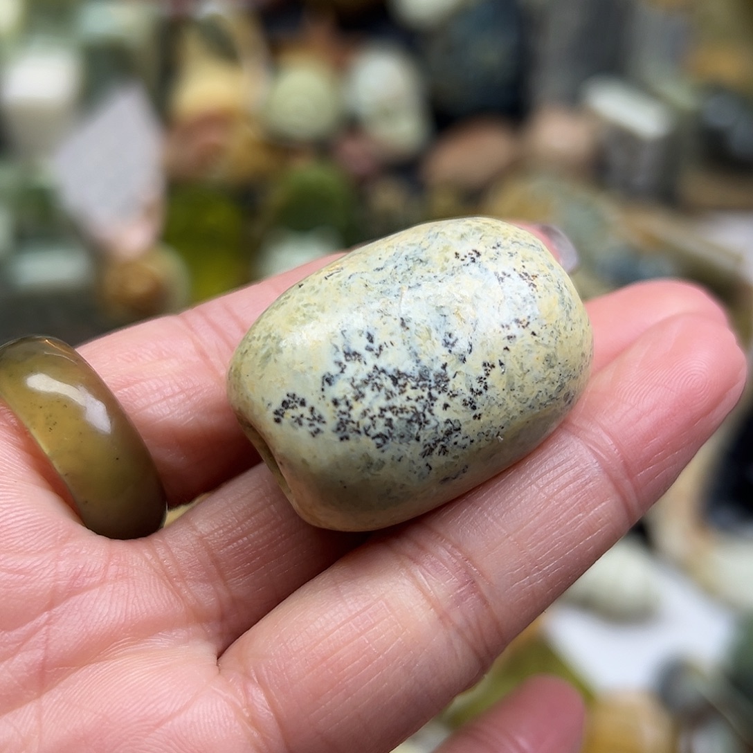 岫岩河磨玉（透闪石质玉）未镶嵌颈饰河磨玉通眼勒子