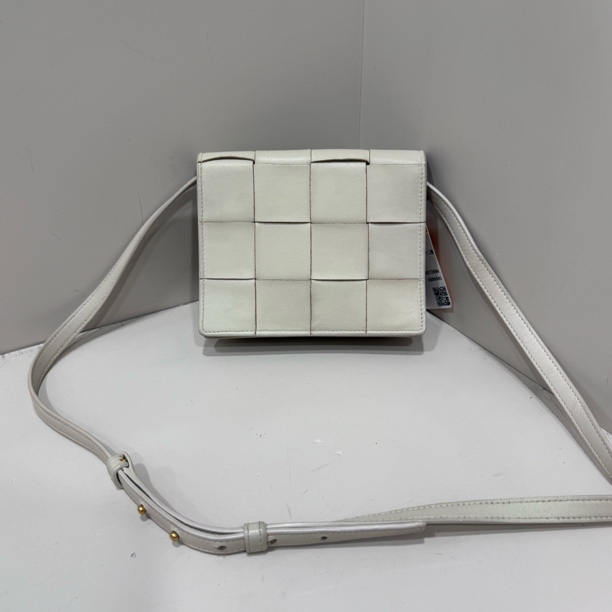95新 BOTTEGA VENETA/葆蝶家 【龙】白色12格斜挎包