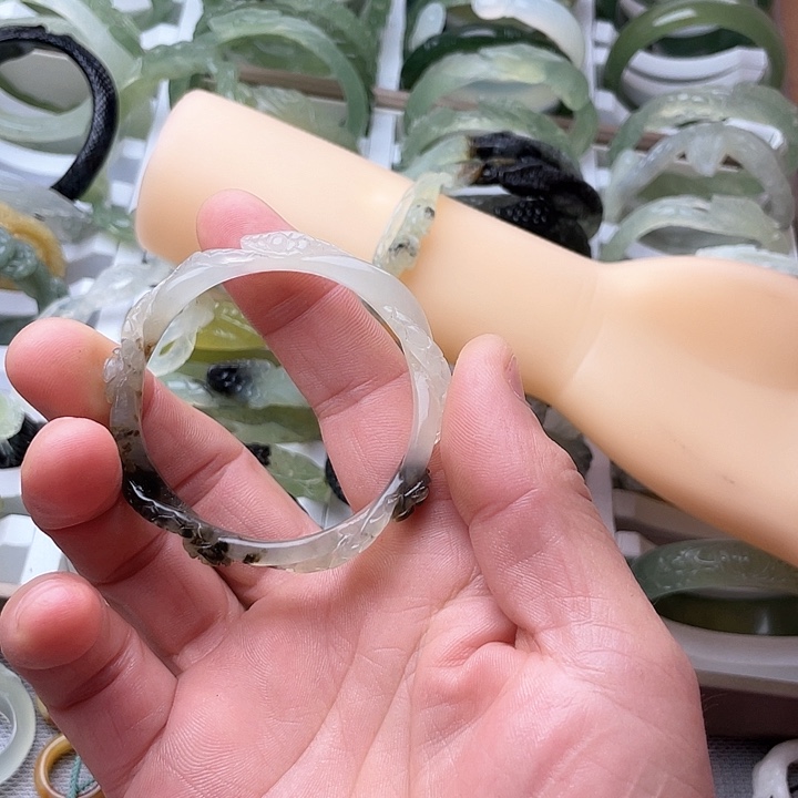 蛇纹石玉手镯未镶嵌