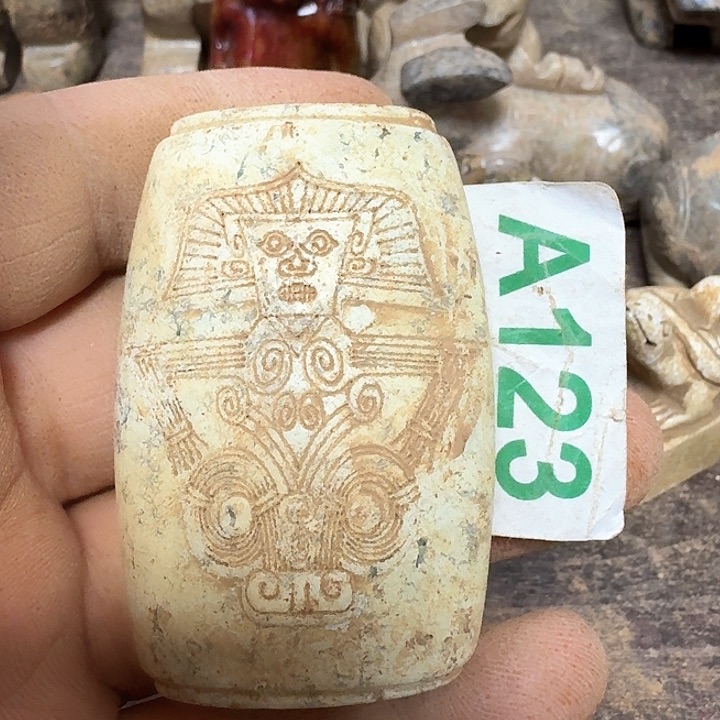 蛇纹石玉颈饰未镶嵌