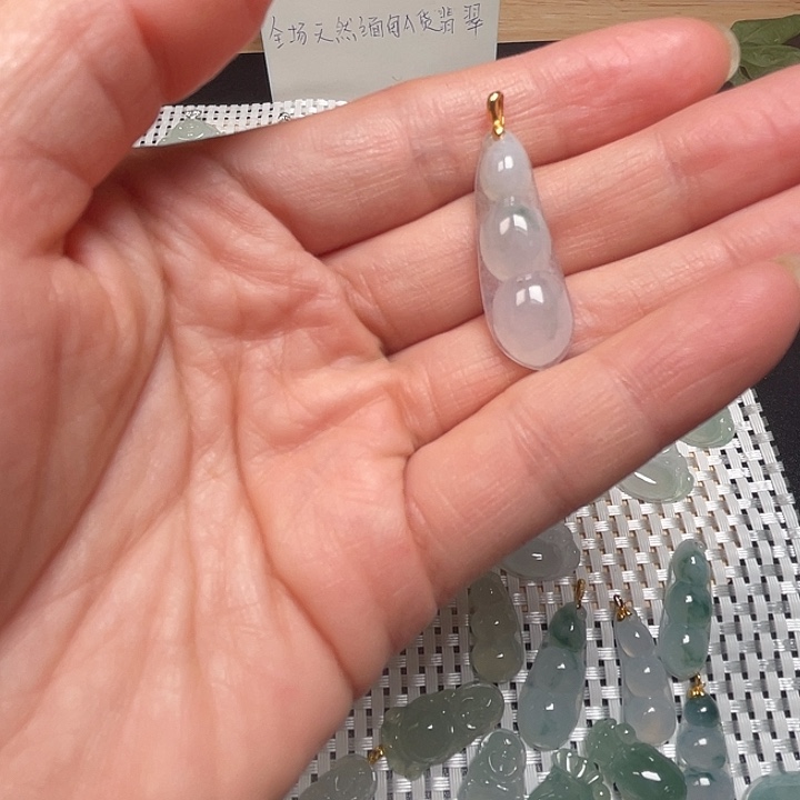 翡翠足金镶嵌颈饰翡翠