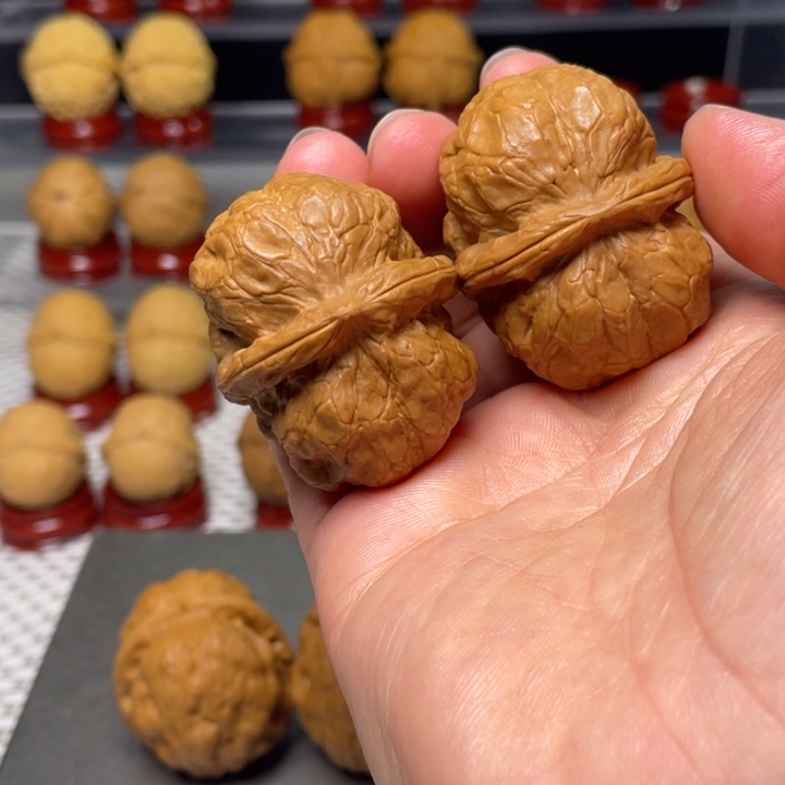 文玩核桃把件望****料15金蟾疙瘩包，微瑕