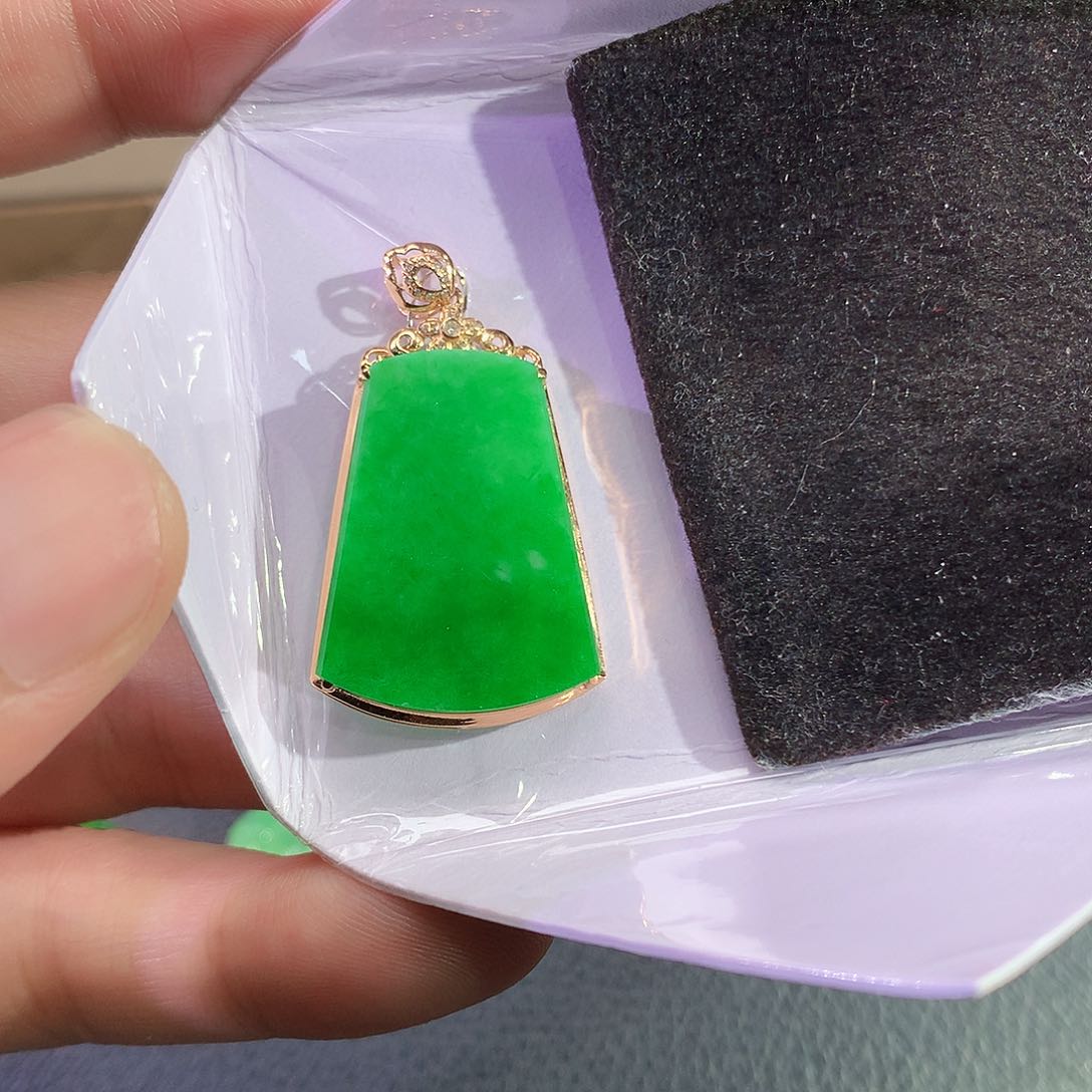 翡翠18K金镶嵌吊坠(赠链)