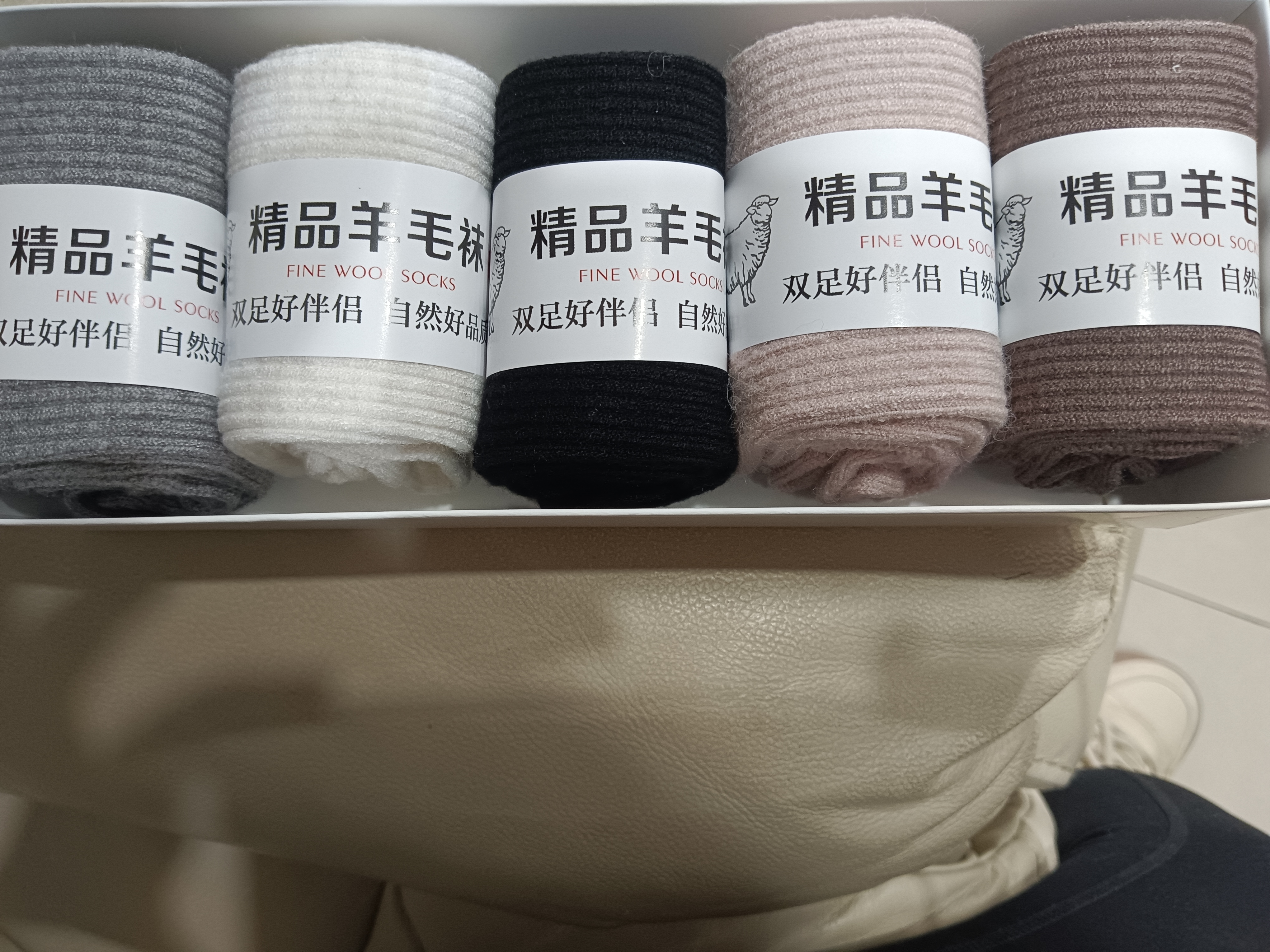 加厚保暖袜无骨缝头透气中筒袜男女纯色时尚百搭秋冬季，一盒五双。