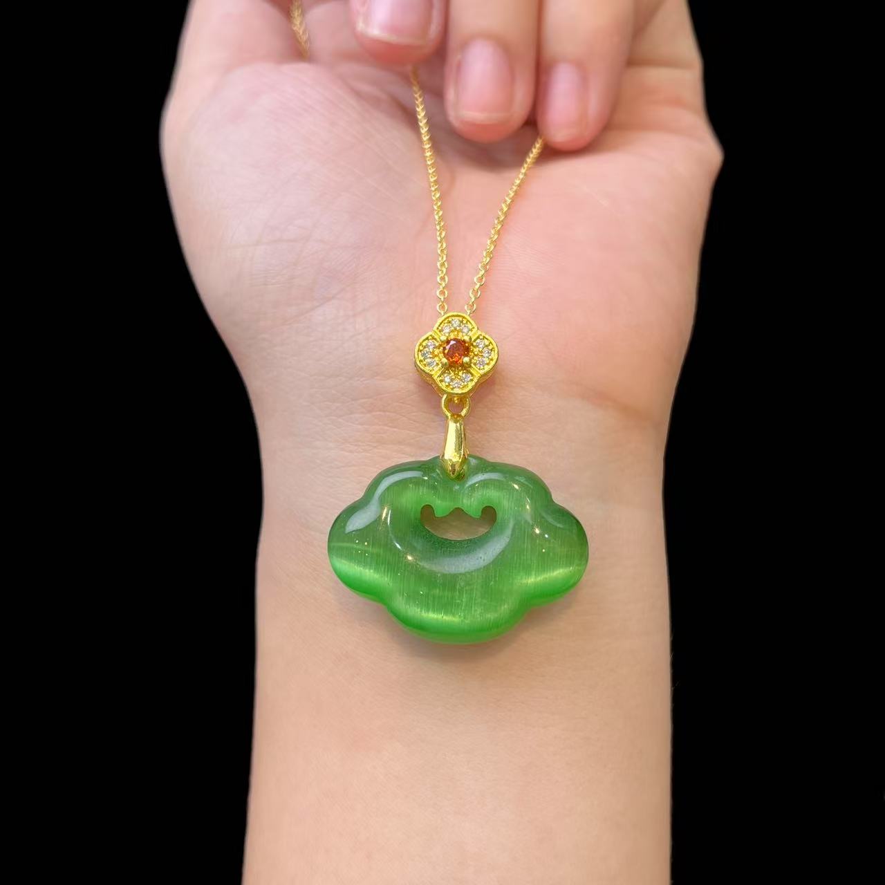 阳绿如意吊坠（赠链） E08-33