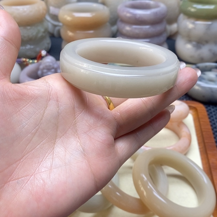 石英岩玉手镯未镶嵌