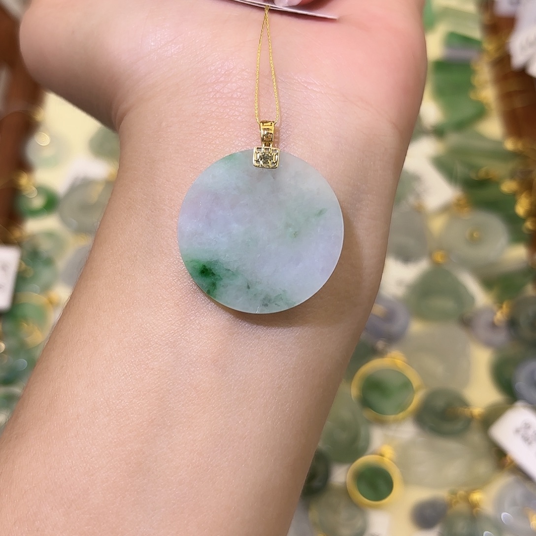 夏***@翡翠18K金镶嵌颈饰无事牌