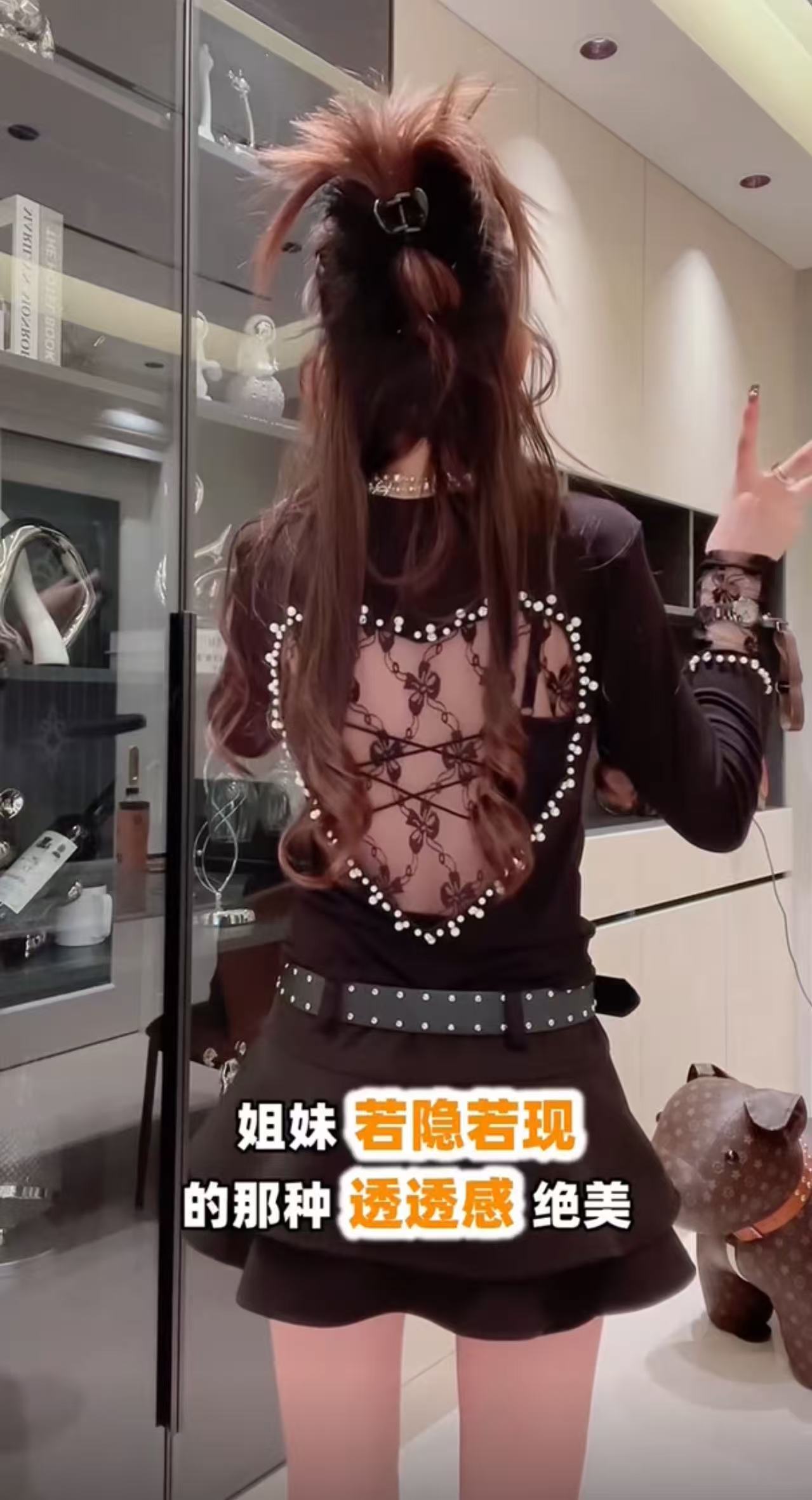 8167辣妹风黑色蕾丝拼接长袖T恤女露背珍珠装饰修身显瘦上衣秋冬