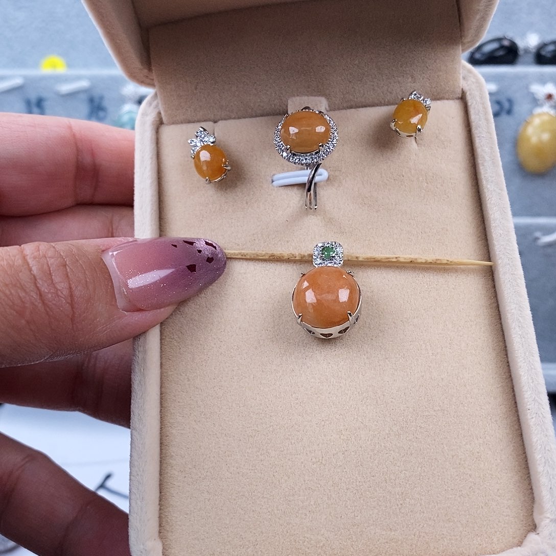 金***贝翡翠未镶嵌戒指缅甸