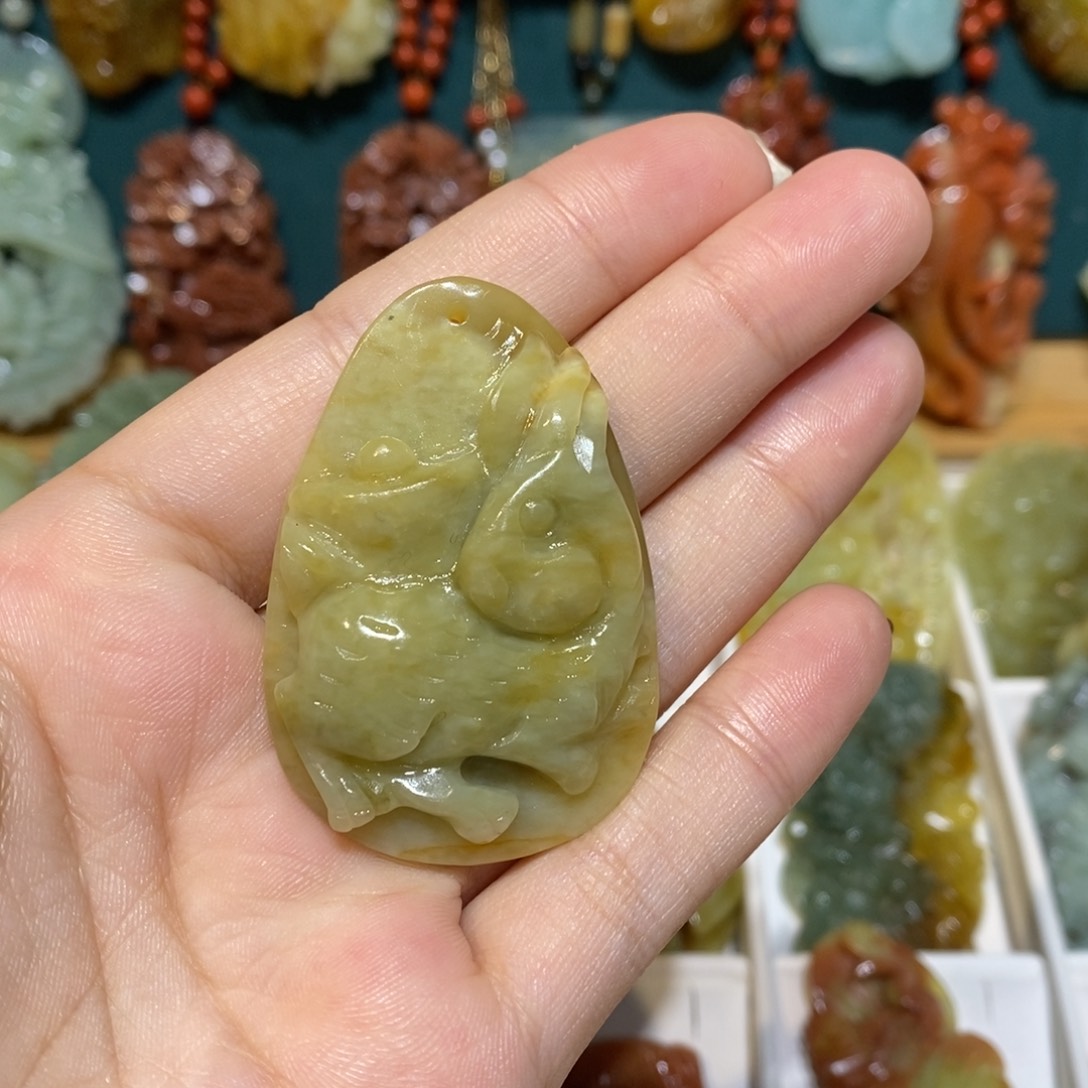 蛇纹石玉未镶嵌颈饰